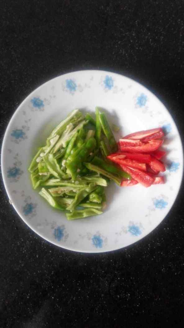 青红椒韮菜花肉丝步骤3