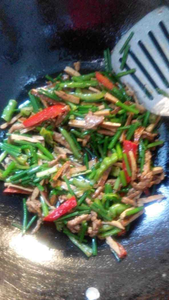 青红椒韮菜花肉丝步骤8