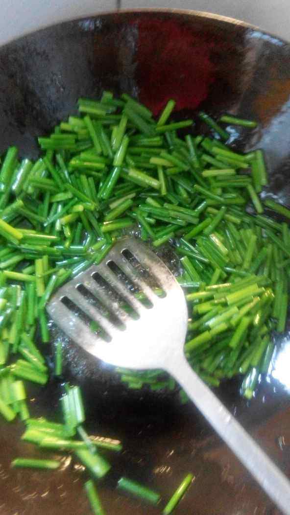 青红椒韮菜花肉丝步骤7