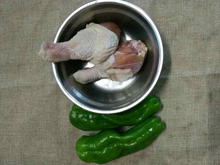 青椒炒鸡腿步骤1