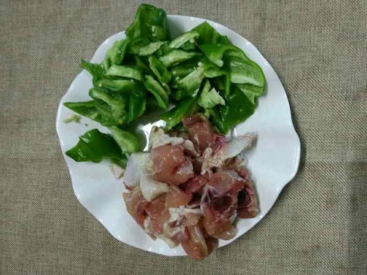 青椒炒鸡腿步骤3