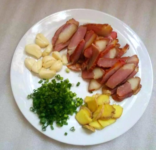 炒三湘腊肉步骤1