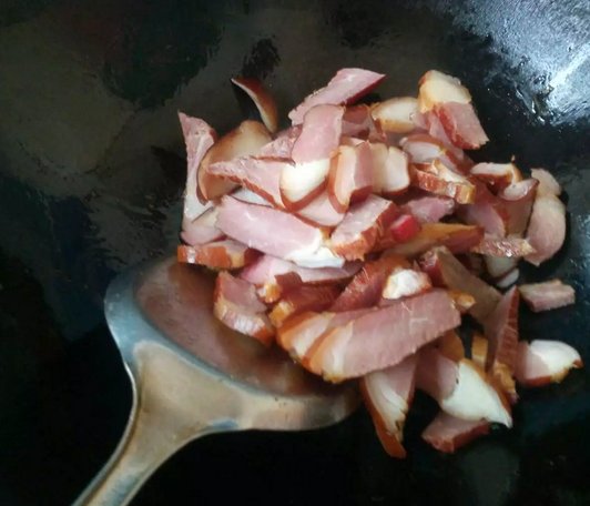 炒三湘腊肉步骤3