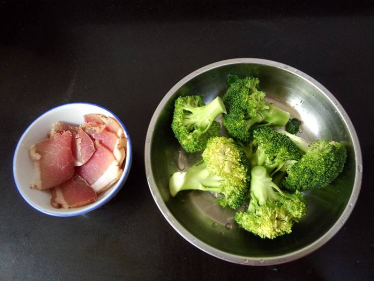 腊肉炒西兰花步骤1