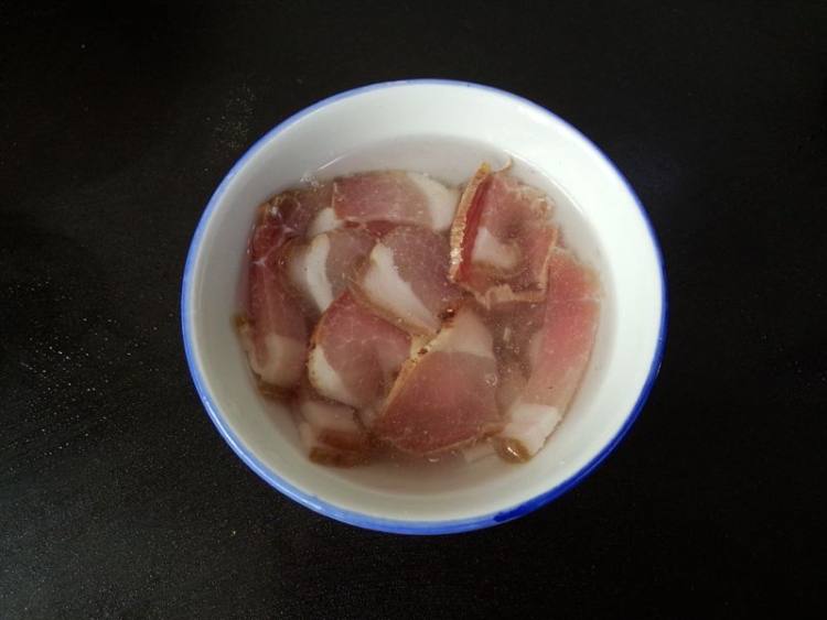 腊肉炒西兰花步骤2