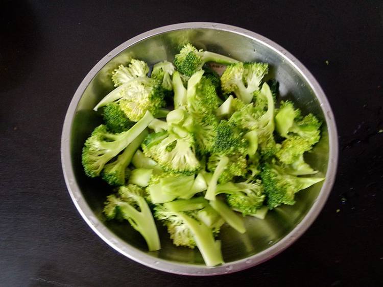腊肉炒西兰花步骤3