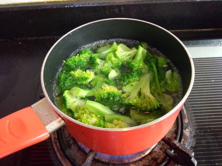 腊肉炒西兰花步骤4
