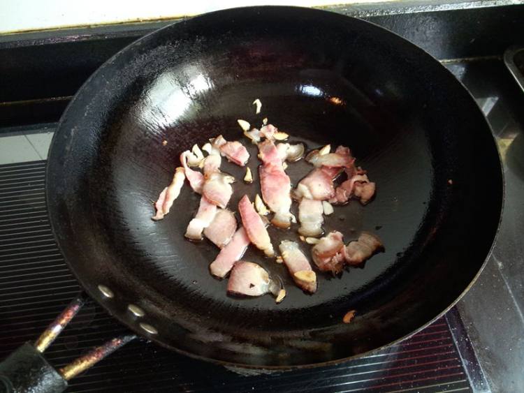 腊肉炒西兰花步骤5