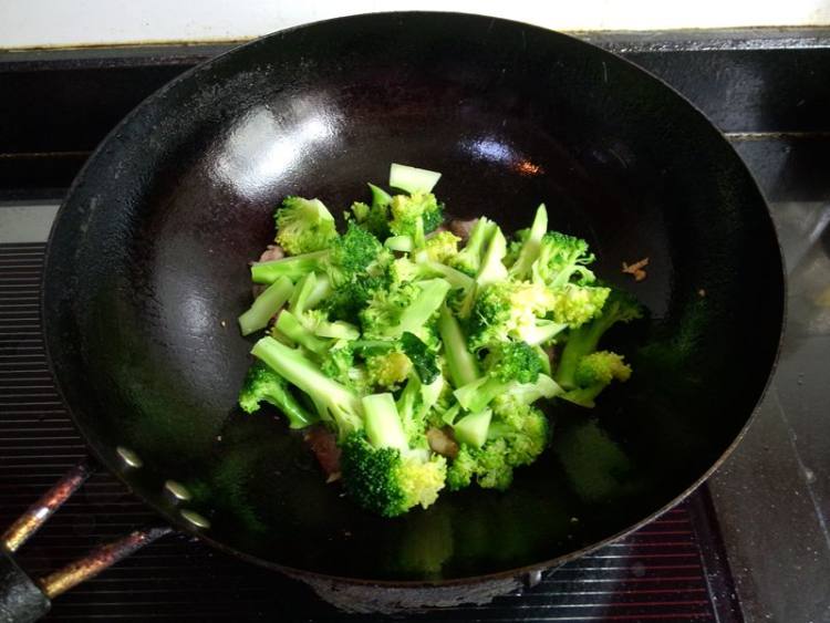 腊肉炒西兰花步骤6