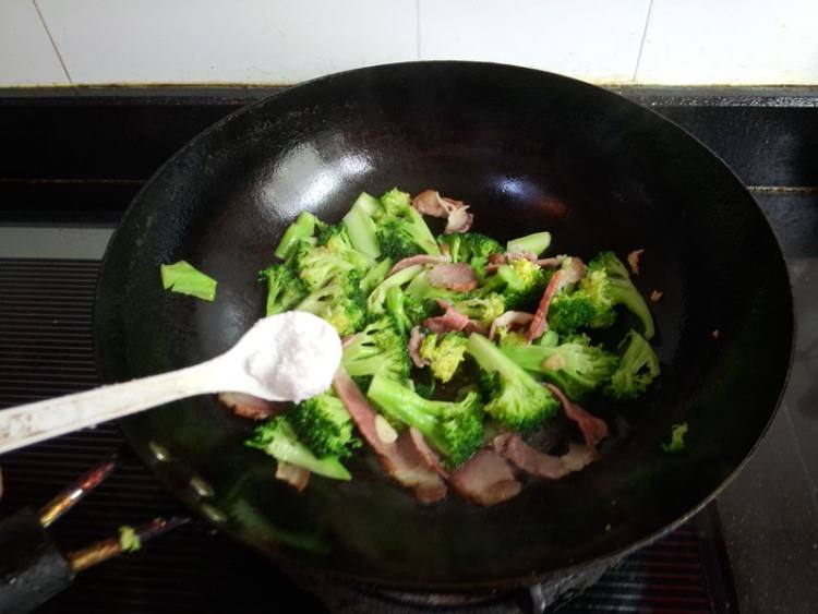 腊肉炒西兰花步骤8