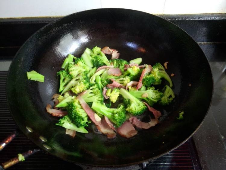 腊肉炒西兰花步骤7