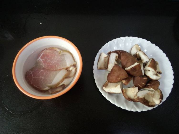 腊肉香菇炖杂蔬步骤2