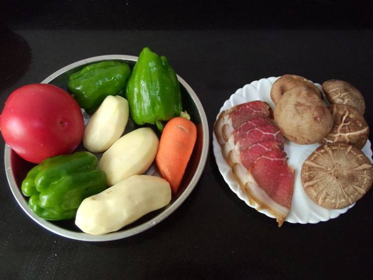 腊肉香菇炖杂蔬步骤1
