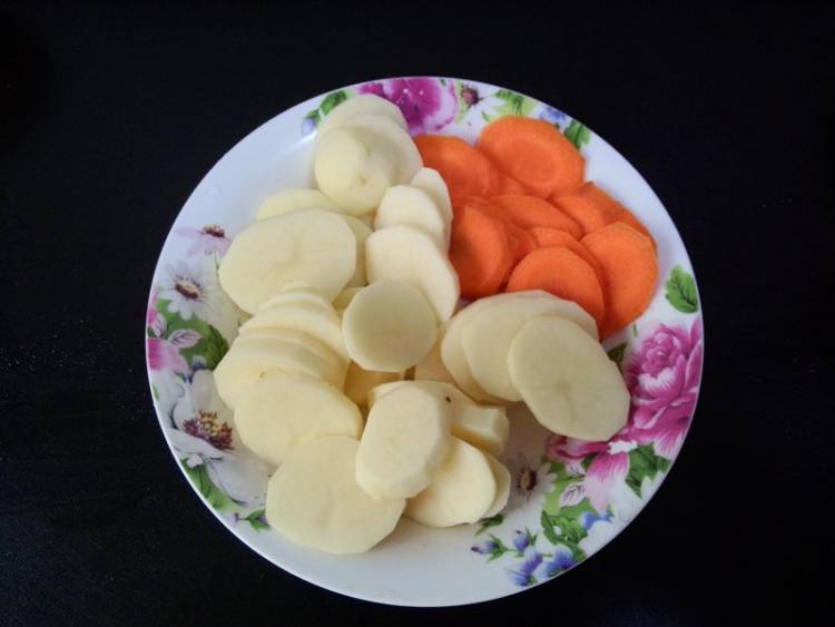腊肉香菇炖杂蔬步骤4