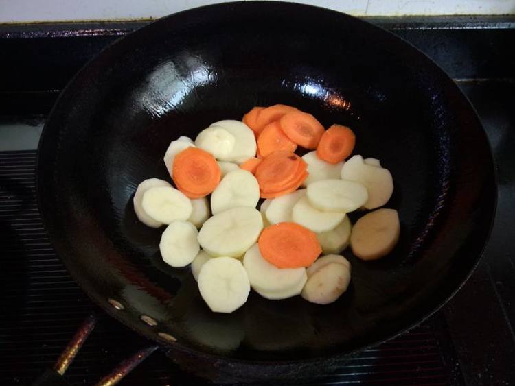 腊肉香菇炖杂蔬步骤6
