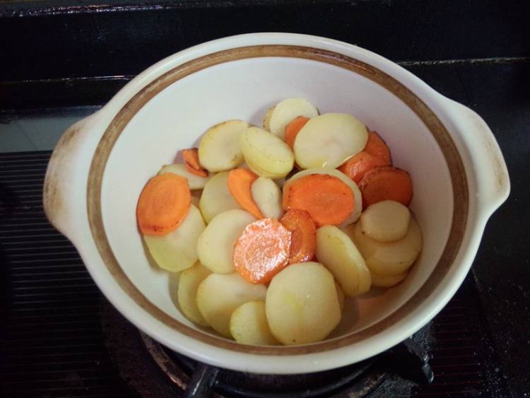 腊肉香菇炖杂蔬步骤8