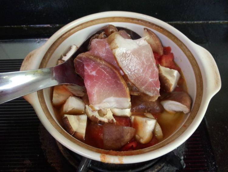腊肉香菇炖杂蔬步骤11
