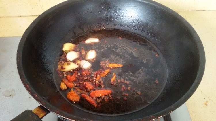 卤香蛋鸡鸭脚杂锅步骤3