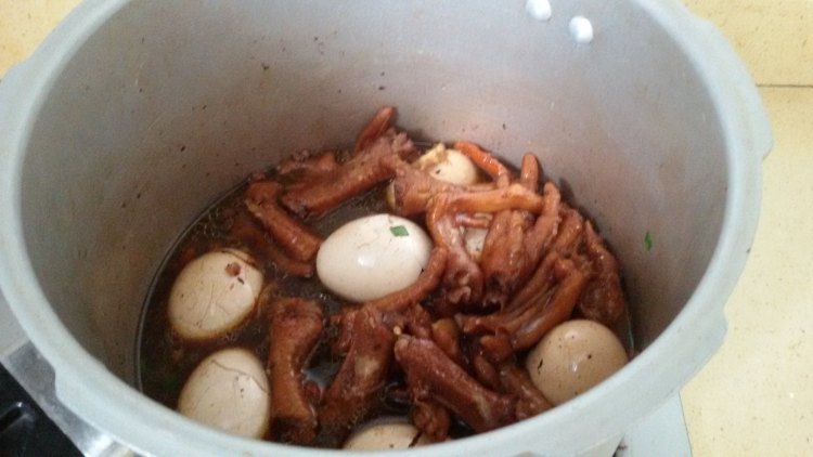 卤香蛋鸡鸭脚杂锅步骤5