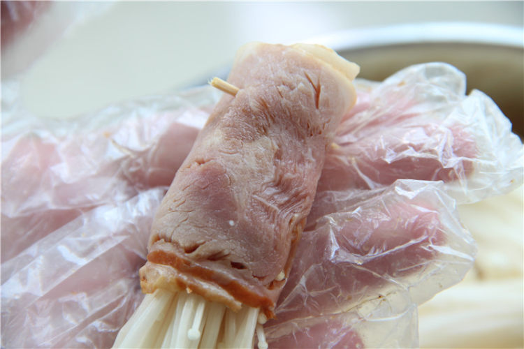 培根金针菇卷步骤6