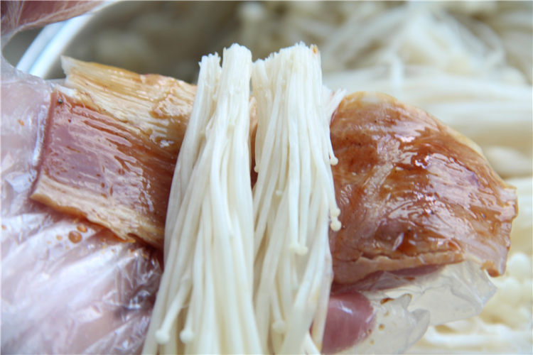 培根金针菇卷步骤5