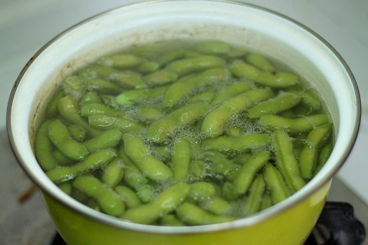 麻辣吮指毛豆步骤2