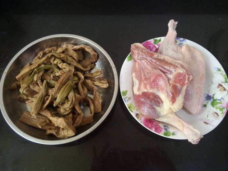 方笋干煮鸭腿步骤1