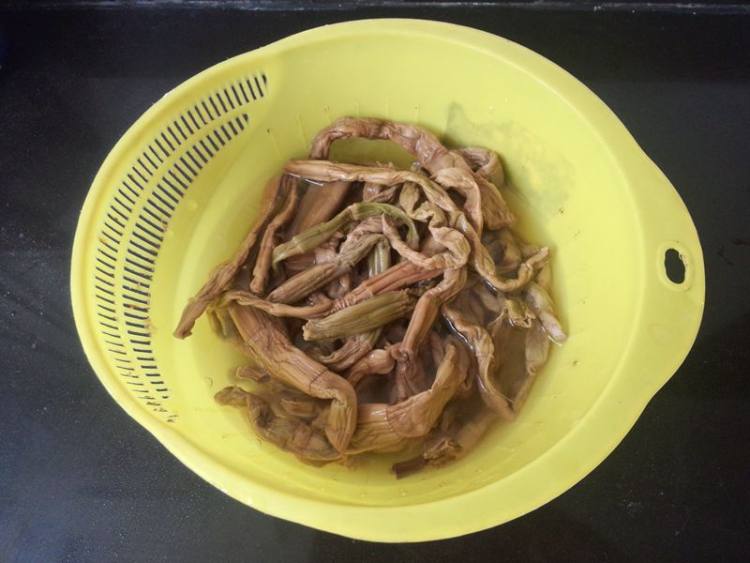 方笋干煮鸭腿步骤2