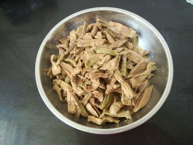 方笋干煮鸭腿步骤4