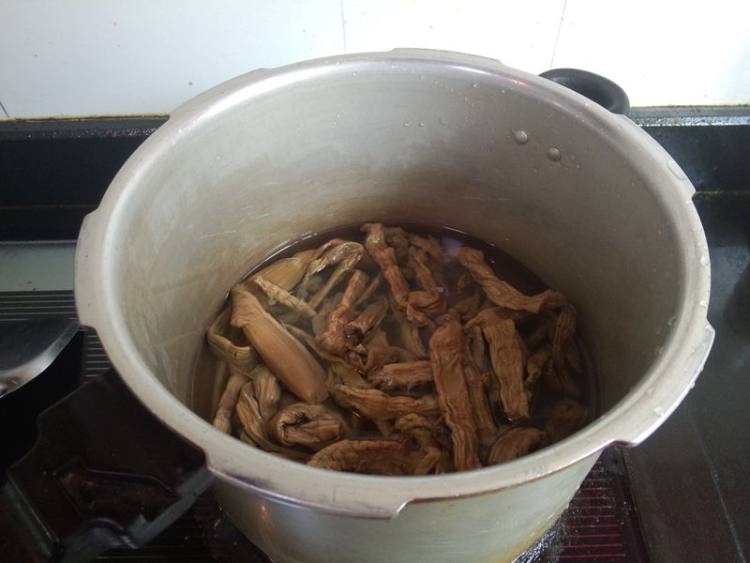 方笋干煮鸭腿步骤3