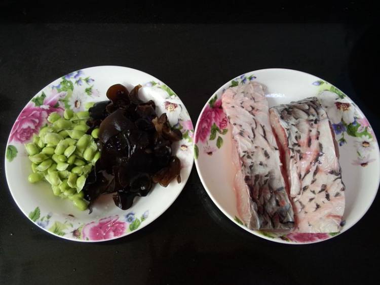 毛豆子黑木耳烧青鱼步骤1
