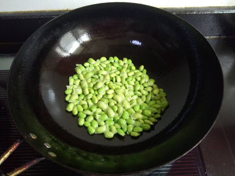 毛豆子黑木耳烧青鱼步骤4