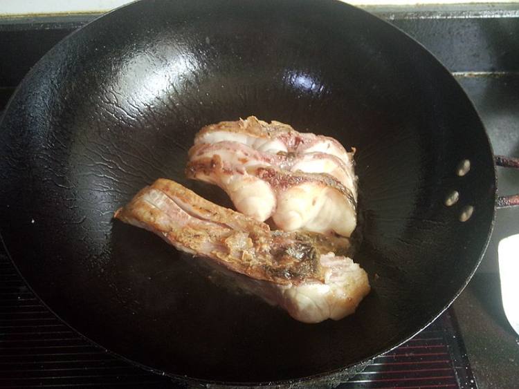 毛豆子黑木耳烧青鱼步骤5