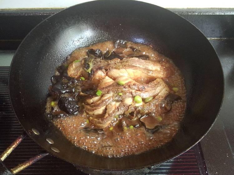 毛豆子黑木耳烧青鱼步骤11