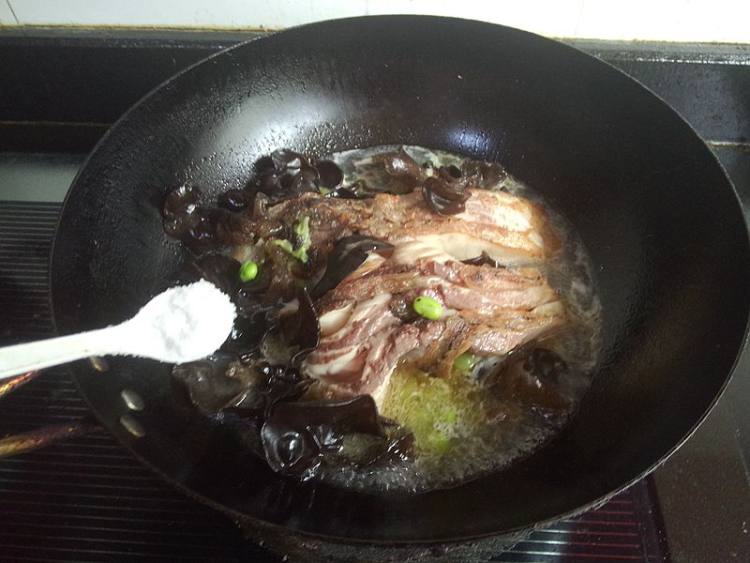 毛豆子黑木耳烧青鱼步骤9