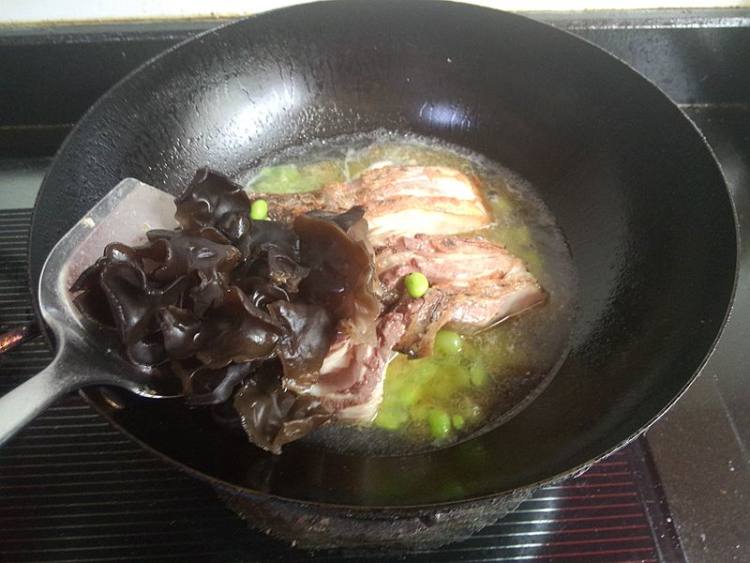 毛豆子黑木耳烧青鱼步骤8