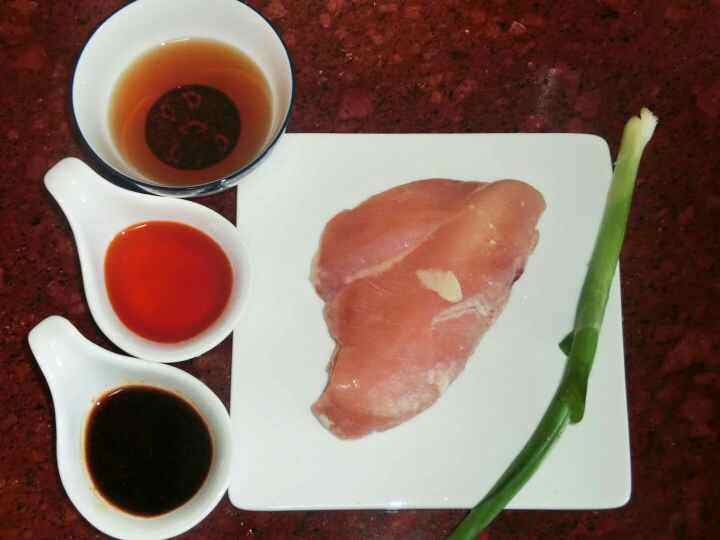 椒麻鸡丝。步骤1