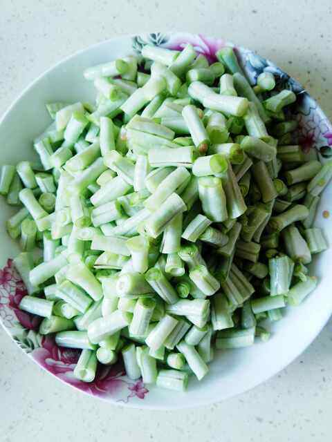 梅干菜肉末炒豆角步骤2