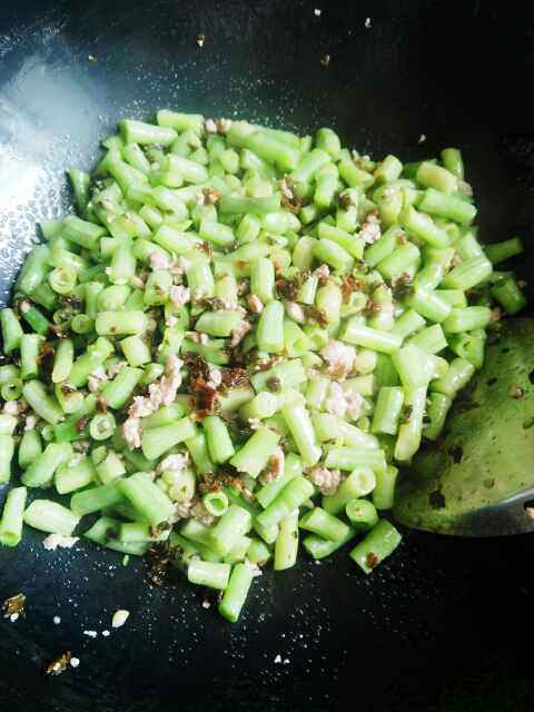 梅干菜肉末炒豆角步骤5