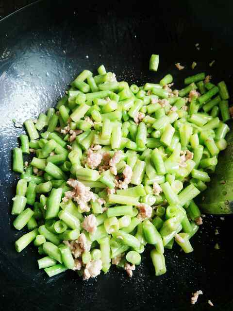 梅干菜肉末炒豆角步骤4