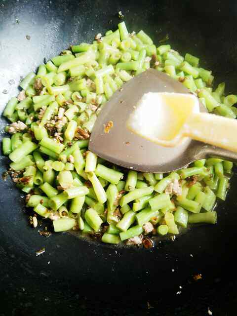 梅干菜肉末炒豆角步骤6