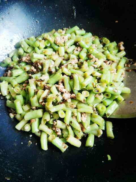 梅干菜肉末炒豆角步骤8