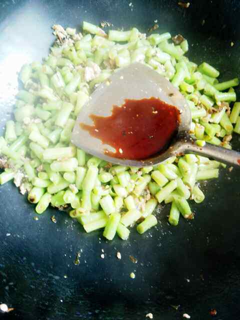 梅干菜肉末炒豆角步骤7