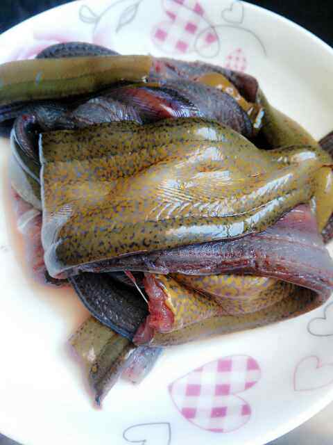 腊肠烩黄鳝步骤1