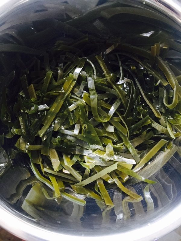 简易美味凉拌海带丝步骤1