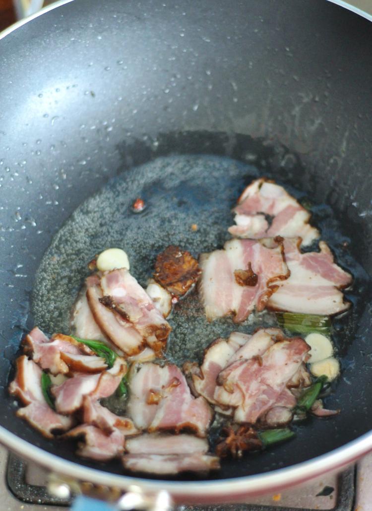 西芹炒腊肉步骤3