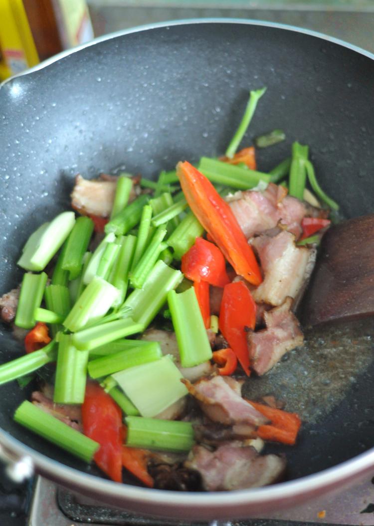 西芹炒腊肉步骤5