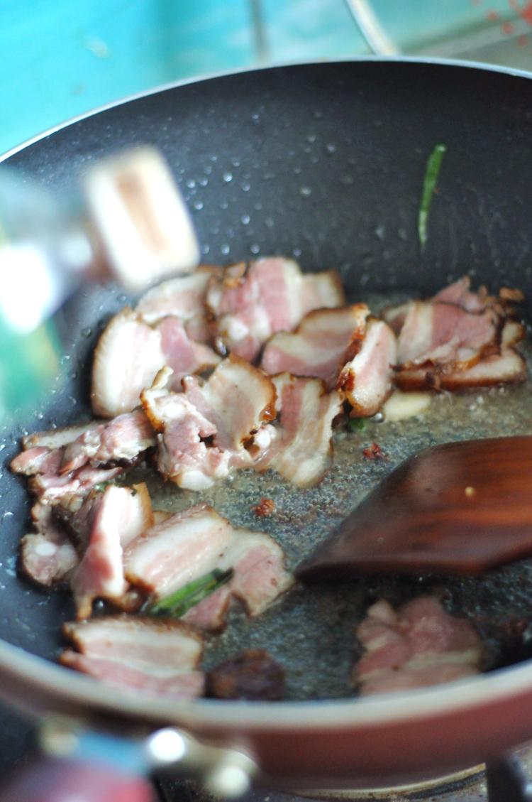 西芹炒腊肉步骤4