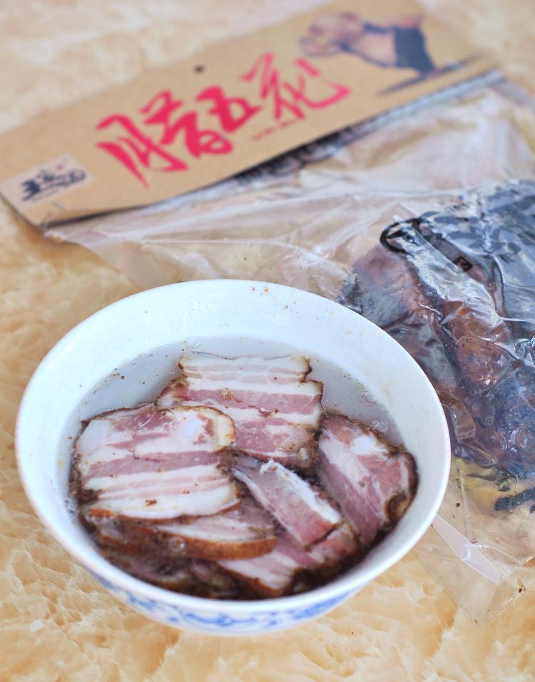 西芹炒腊肉步骤1