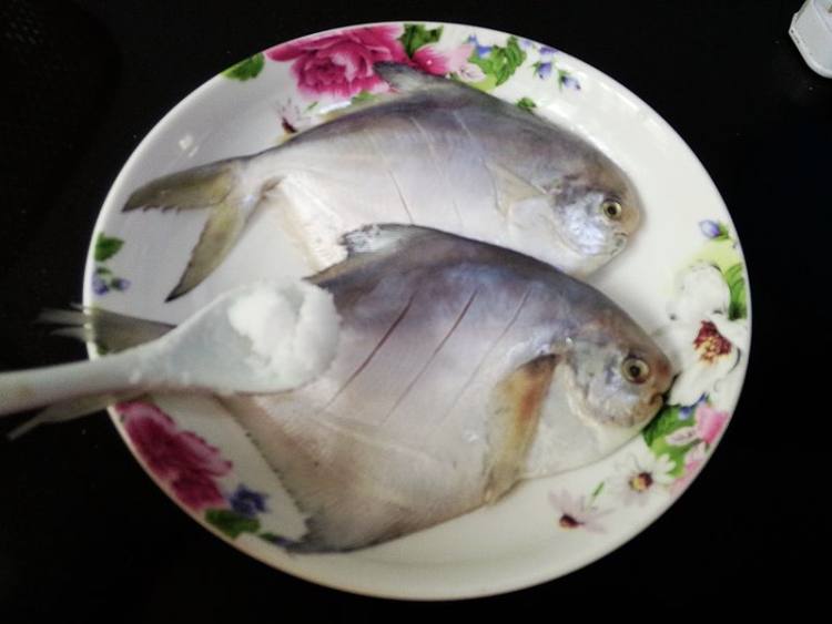 盐煎鲳鱼步骤2